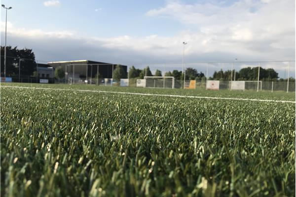 Aanleg kunstgras voetbalveld - Sportinfrabouw NV